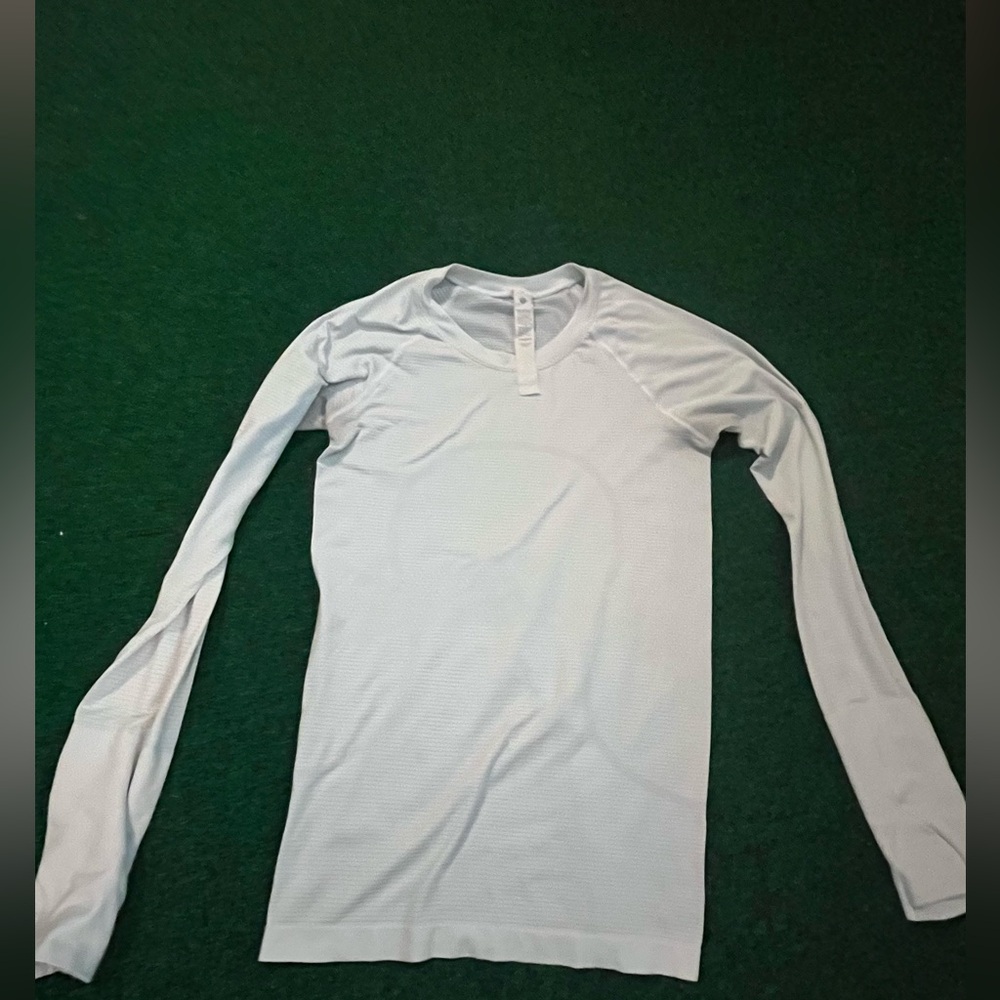 Lululemon size 4 long sleeved top